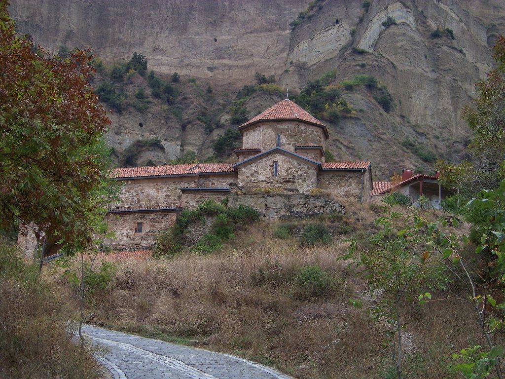 შიომღვიმის იოანე ნათლისმცემლის ეკლესია და კლდოვანი ფერდობი