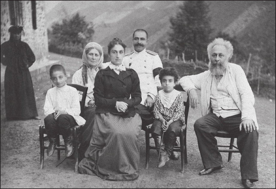 აკაკი წერეთელი ოჯახთან ერთად სხვიტორში, 1915 წლამდე გადაღებული საარქივო ფოტო