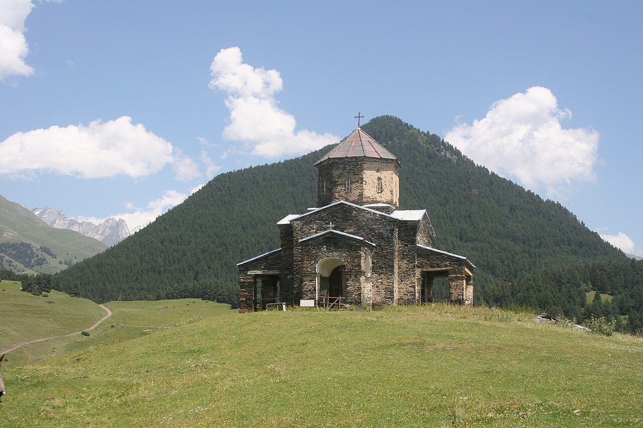 სამების ეკლესია შენაქოში, თუშეთის მთიან გარემოში