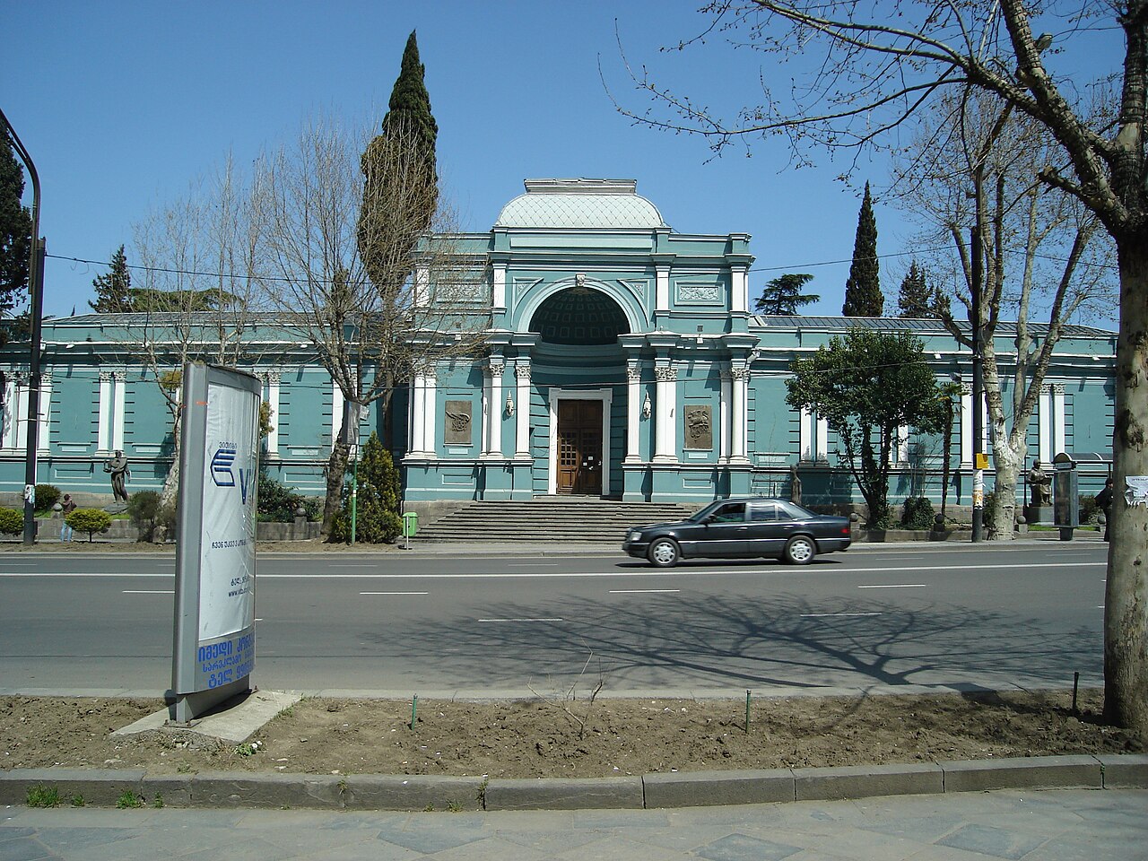 ეროვნული გალერეის ისტორიული ფასადი რუსთაველის გამზირზე, თბილისი
