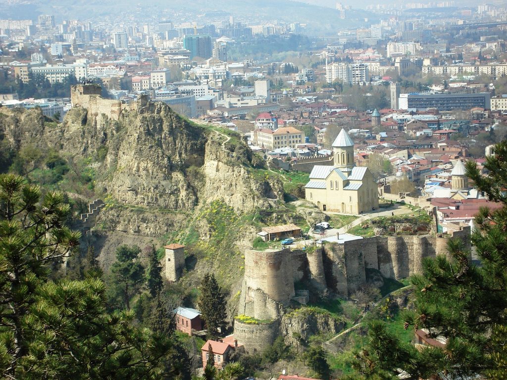ნარიყალას კედლები და ძველი თბილისის სახურავები ქალაქის ხედში