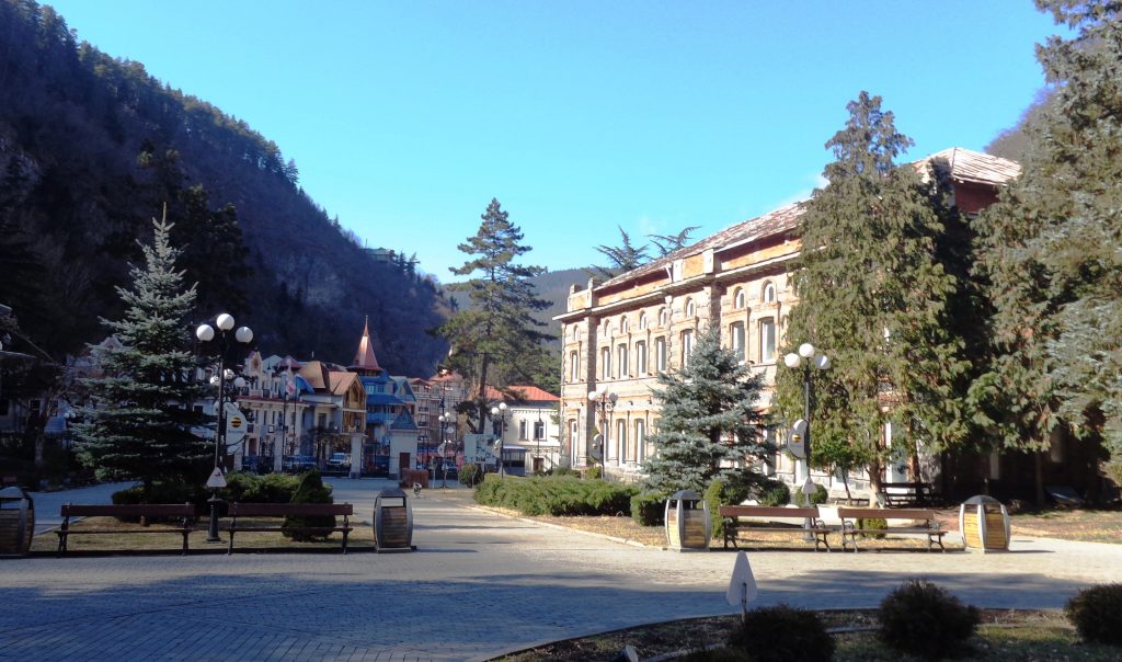 ბორჯომის ცენტრალური პარკის შესასვლელის ხედი სკამებითა და ხეებით