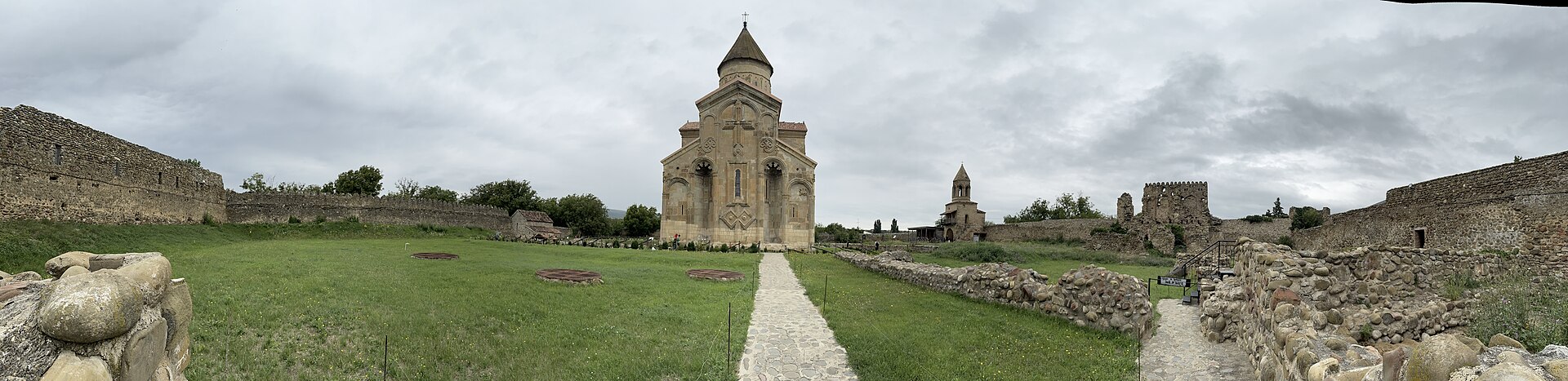 სამთავისის საკათედრო ტაძრის აღმოსავლეთი ფასადი, გალავანი და ძველი ნაგებობების ნაშთები