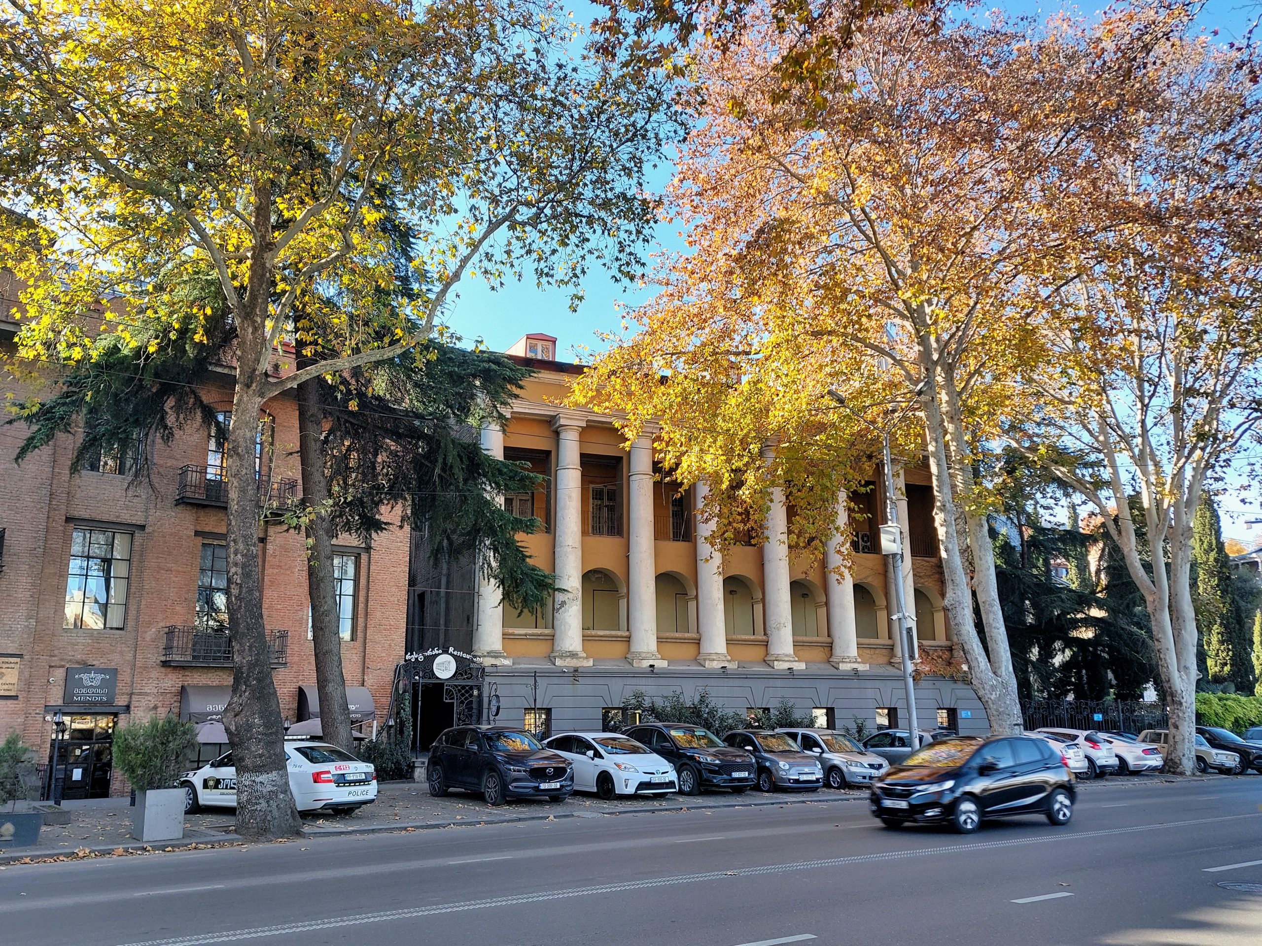 ქარვასლის სვეტებიანი ფასადი მტკვრის სანაპიროს მხრიდან, თბილისის ისტორიის მუზეუმი