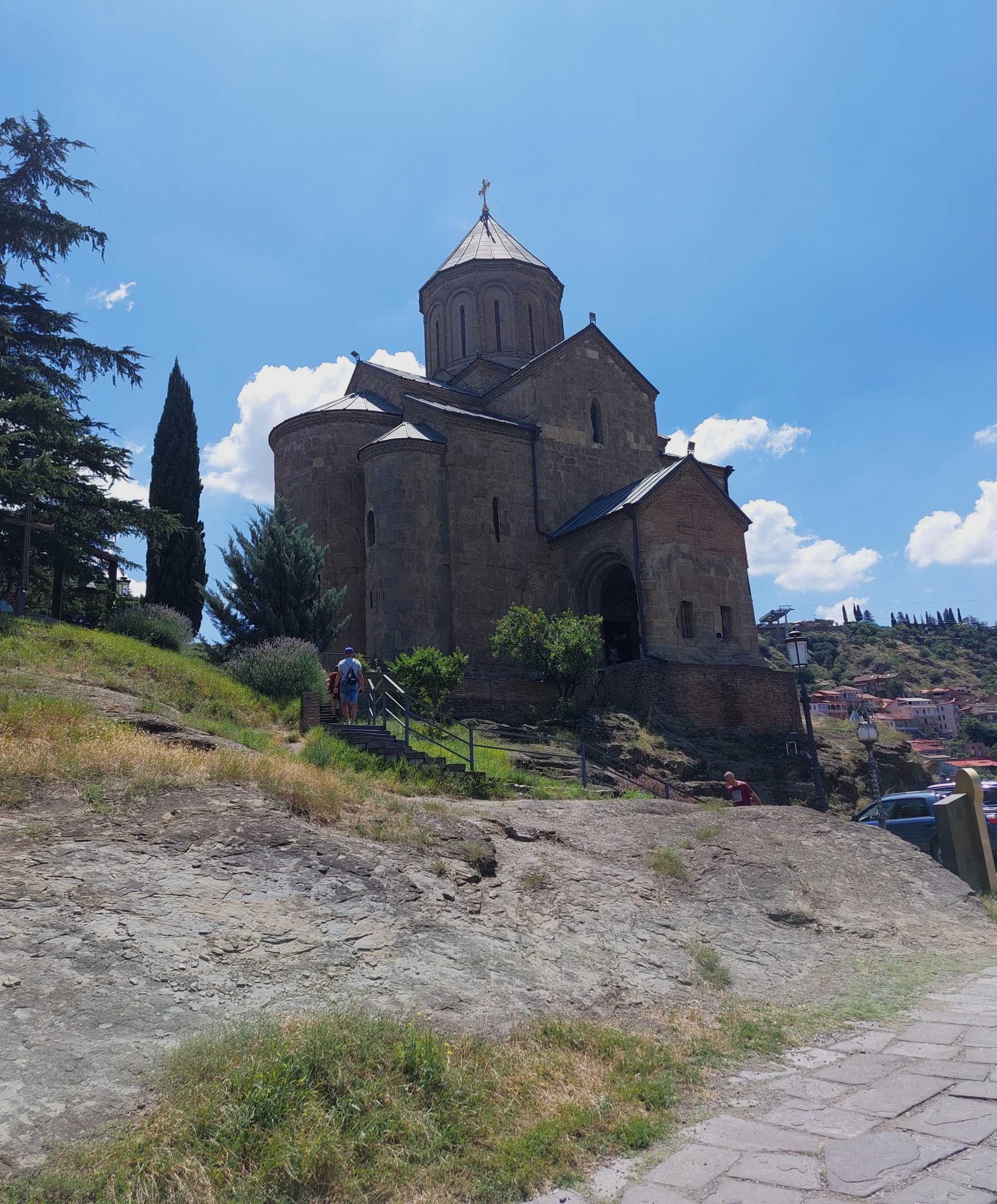 თბილისის მეტეხის ტაძრის ჩრდილო-აღმოსავლეთის ფასადი და გუმბათი