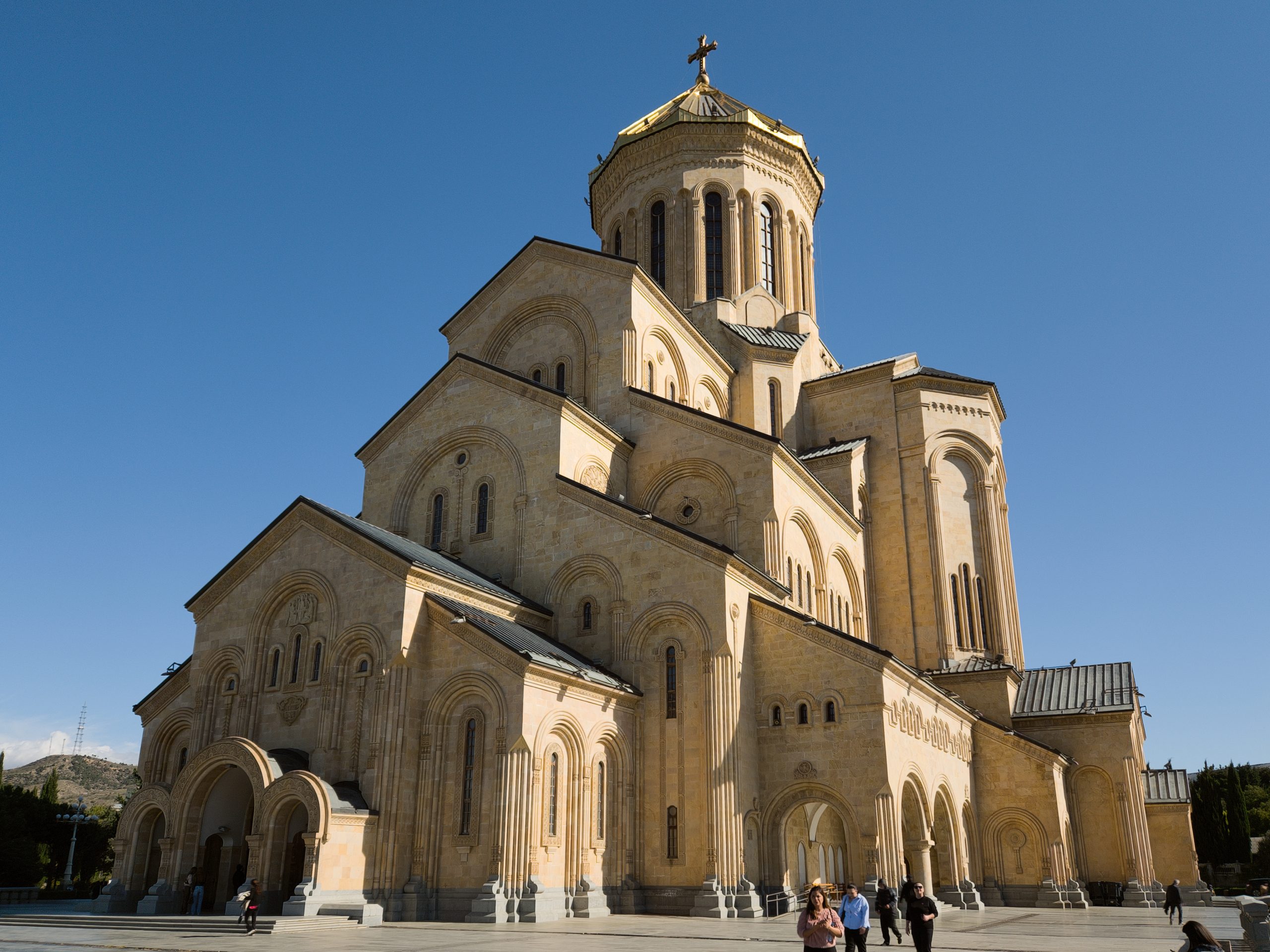 თბილისის სამების საკათედრო ტაძრის ქვის ფასადი, თაღები და გუმბათი