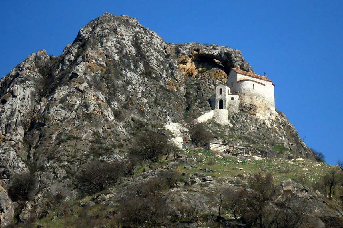 ელიას მთის კლდეში ჩართული ტაძარი დედოფლისწყაროსთან