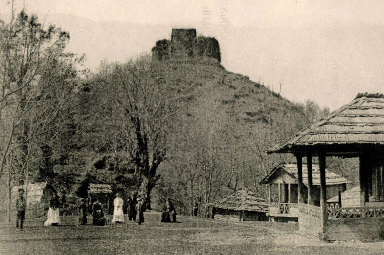 ლიხაურის ციხე — დაახლოებით 1900-იანი წლების ფოტოსურათი