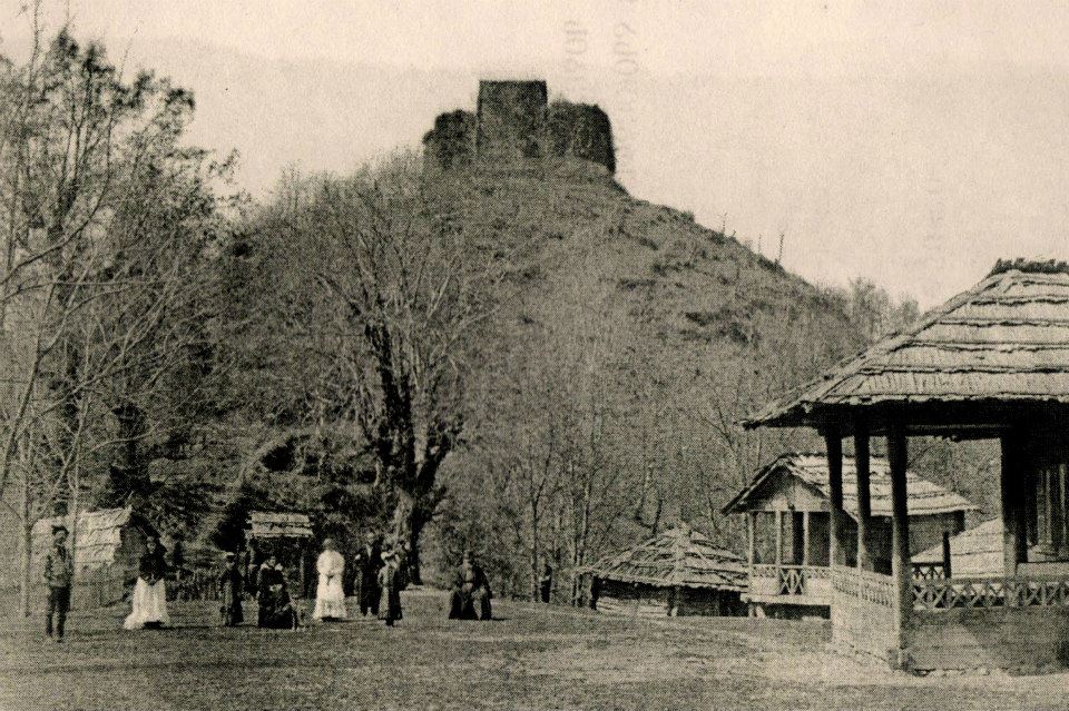 ლიხაურის ციხე — დაახლოებით 1900-იანი წლების ფოტოსურათი